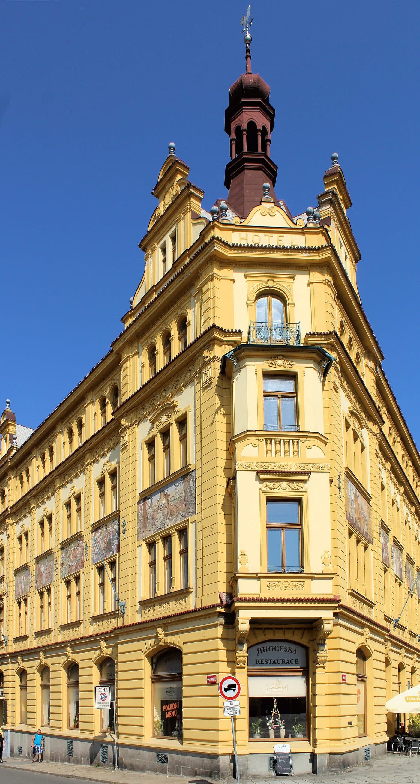 Hotel Dvořáček v Písku, novorenesanční nárožní budova s věžičkou a Alšovými obrazy na fasádě, dnes Café Otava