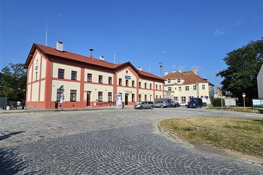 Budova vlakového nádraží v Písku a dlážděný prostor před ní