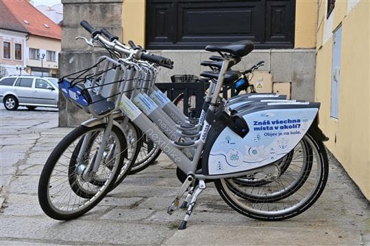 Sdílená kola nextbike zaparkovaná ve stanici v Písku