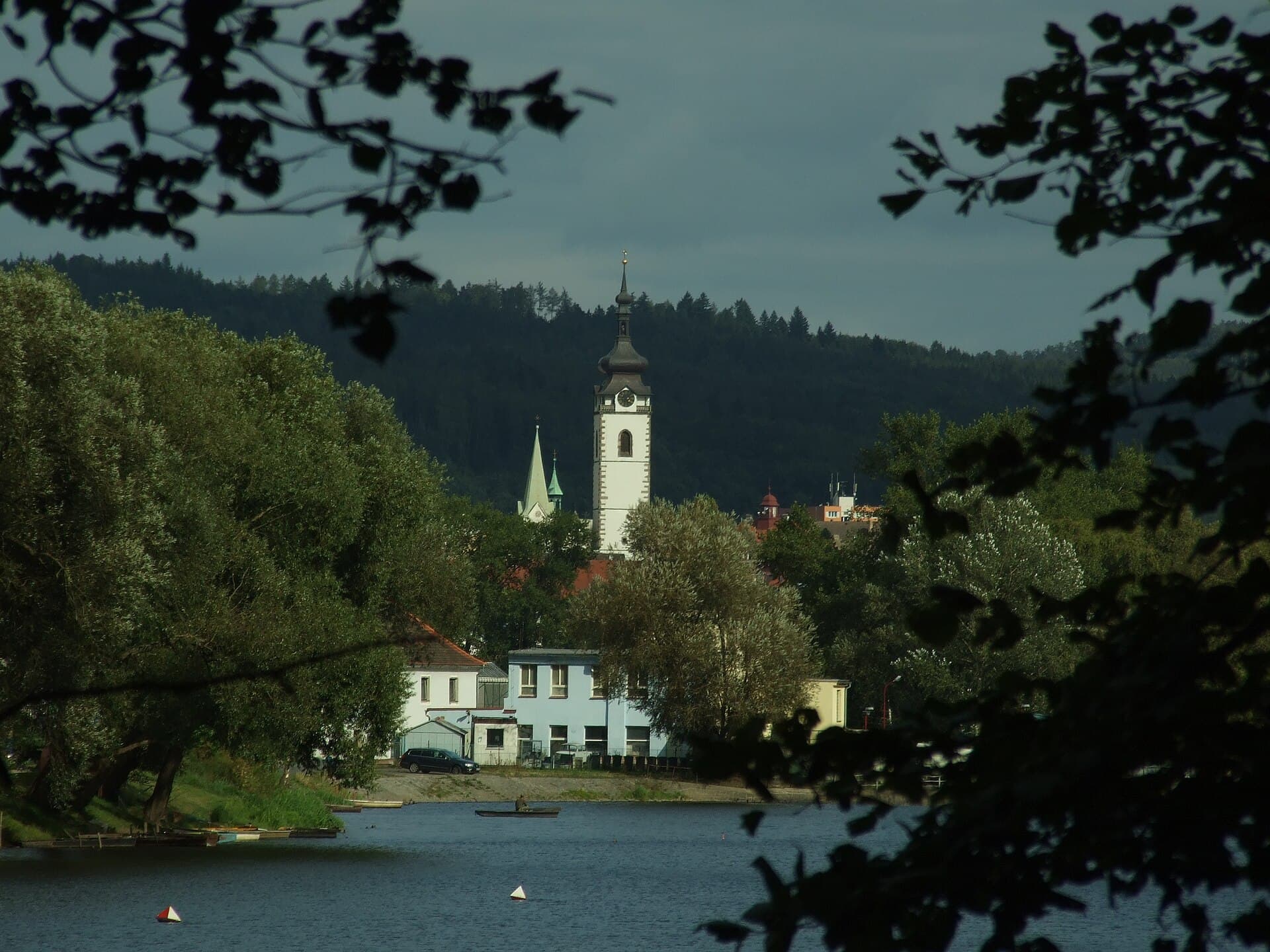 Pohled na Písek s řekou Otavou a věží kostela