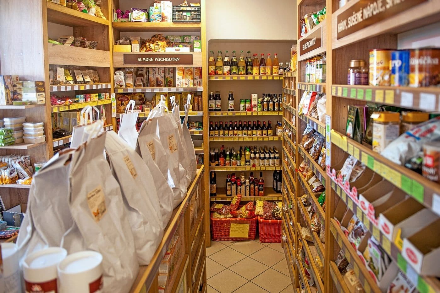 Natural Písek s.r.o. – vegetariánská restaurace a prodejna — interiér