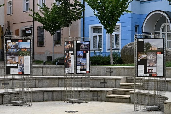 Panely výstavy Česká cena za architekturu na prostranství před Sladovnou v Písku
