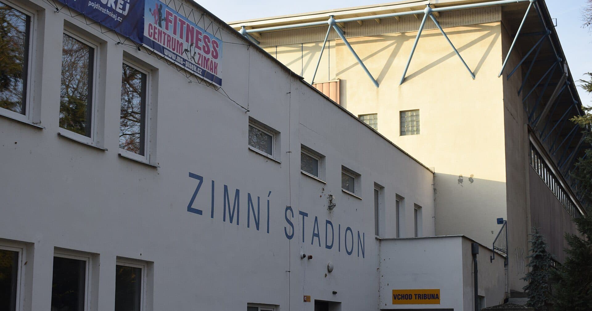 Průčelí píseckého zimního stadionu s modrým nápisem Zimní stadion