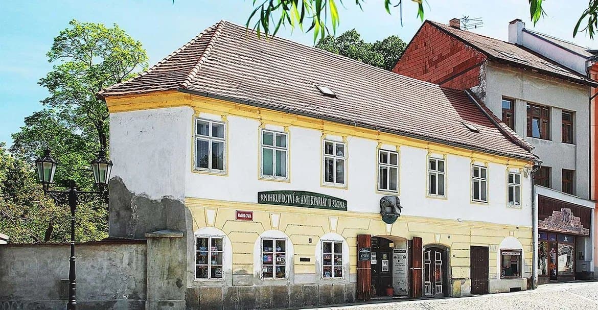 Dům U Slona v Karlově ulici v Písku s empírovou fasádou a domovním znamením slona