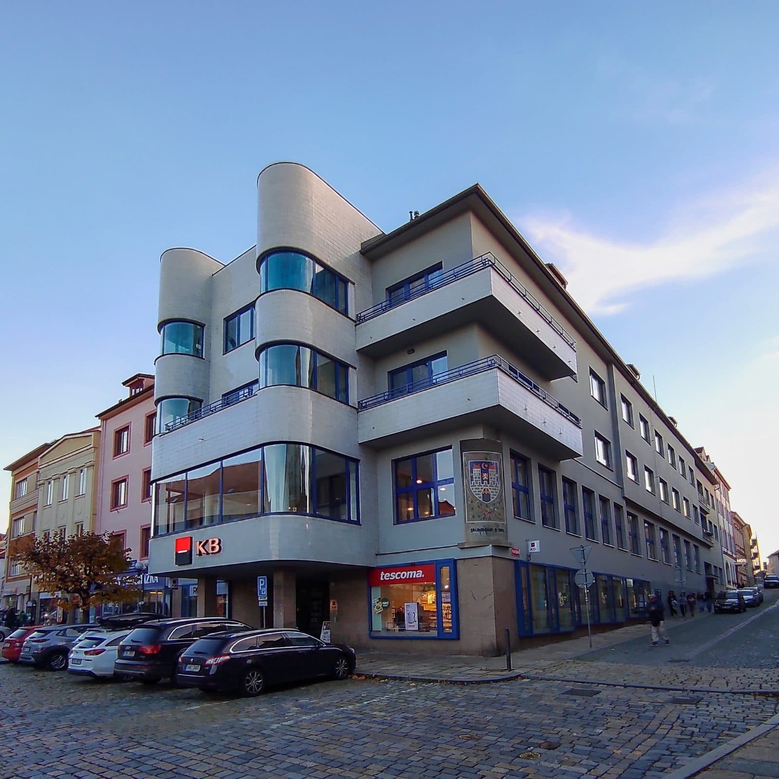 Funkcionalistická budova bývalé Písecké spořitelny na nároží Velkého náměstí v Písku, dnes Komerční banka