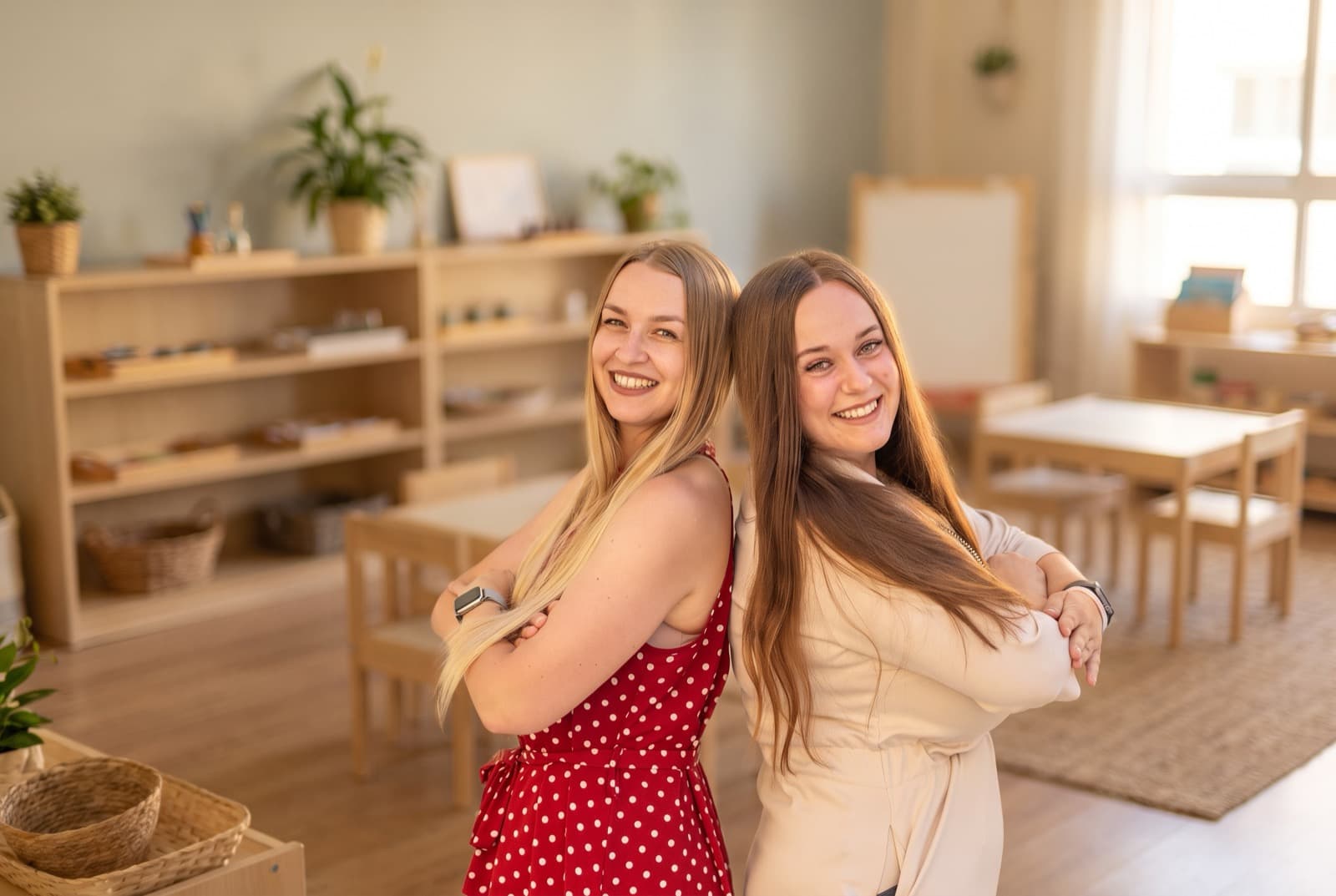 Dvě učitelky Little Kids ve třídě s montessori pomůckami v Písku