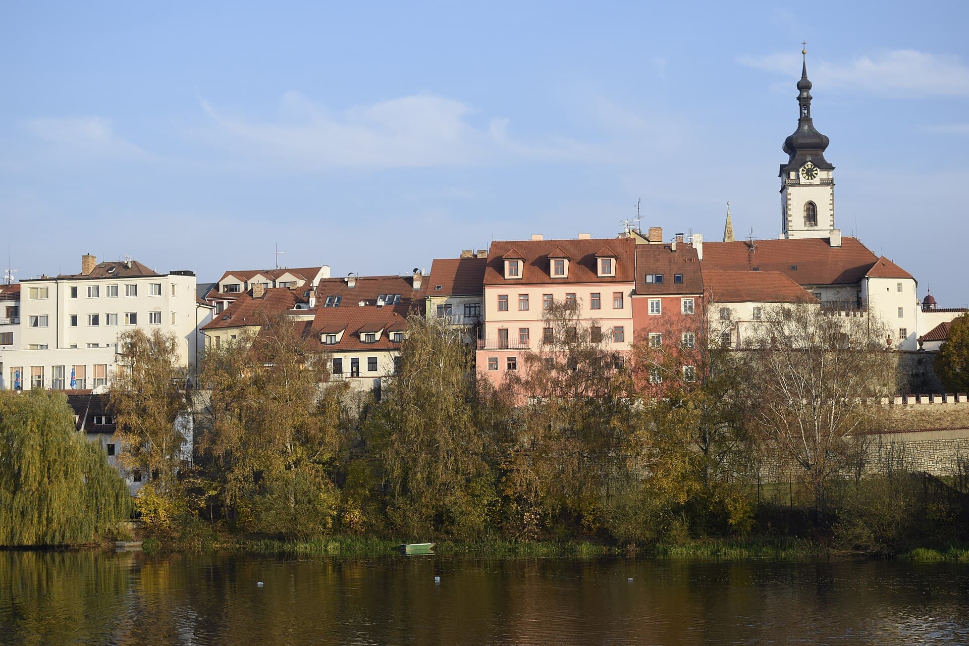 Řeka Otava protékající Pískem, na břehu zeleň
