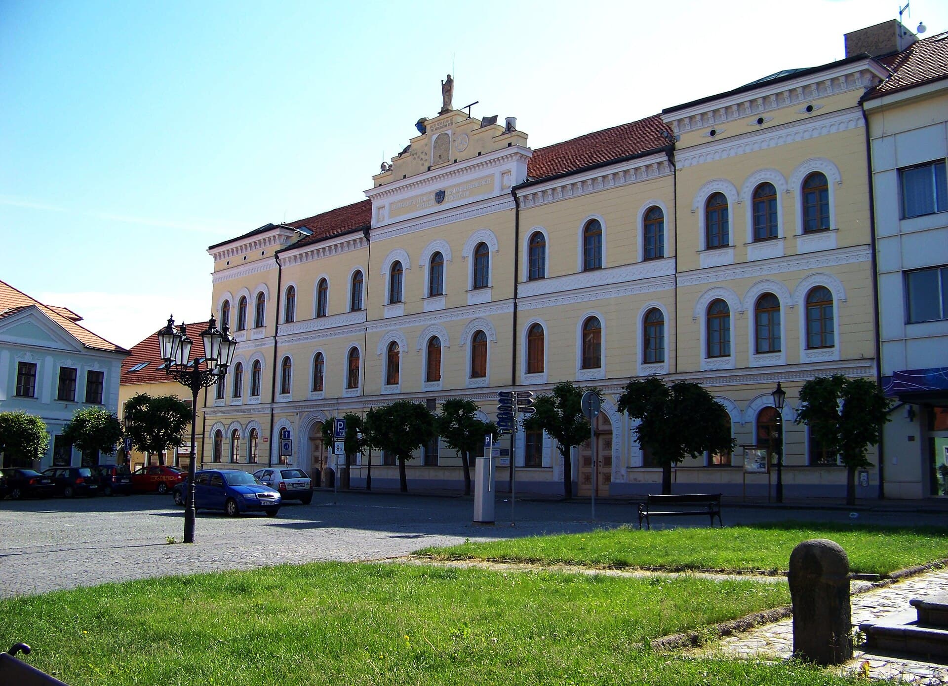 Budova základní školy na Alšově náměstí v Písku