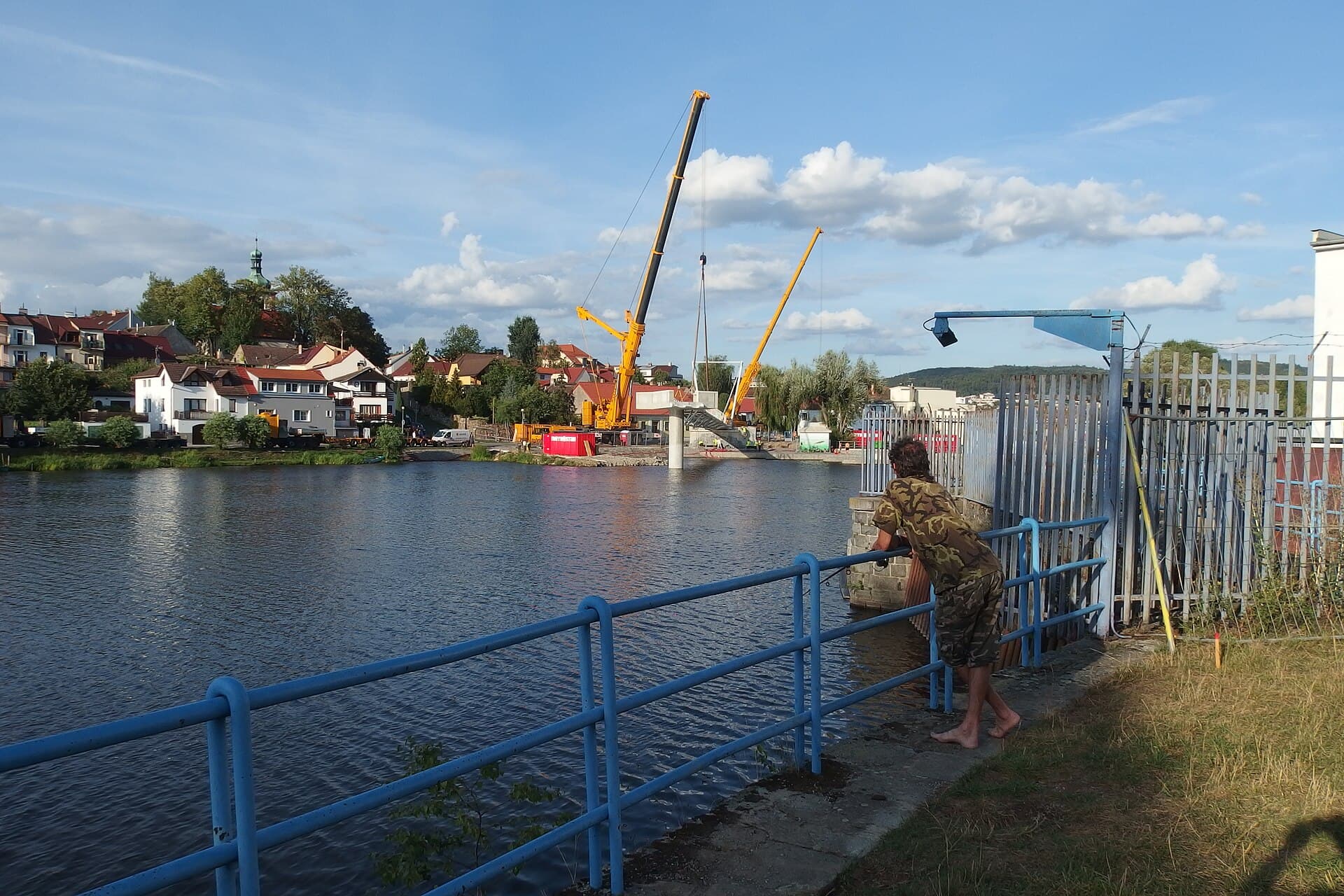 Staveniště s technikou při stavbě lávky přes Otavu v Písku